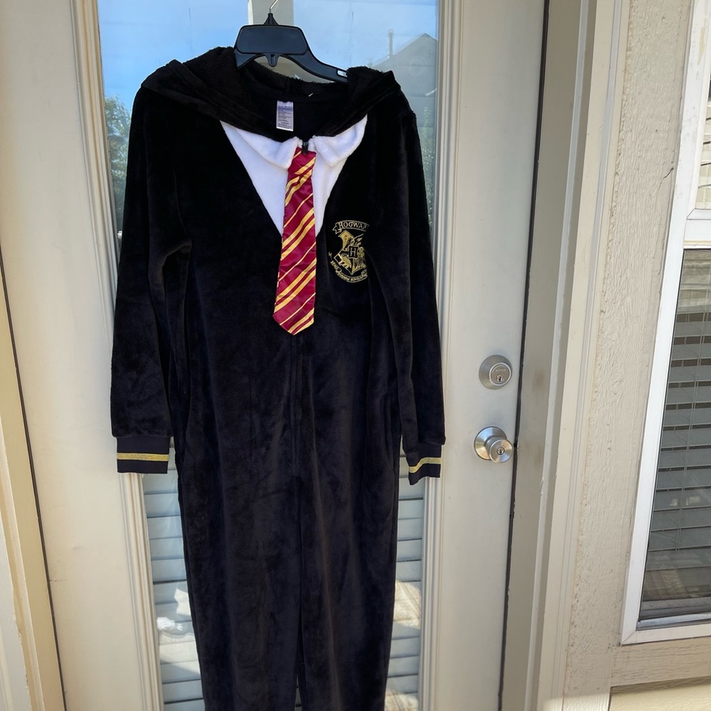 Harry Potter Onesie size large 12-14 woman’s used zip up feet out Halloween